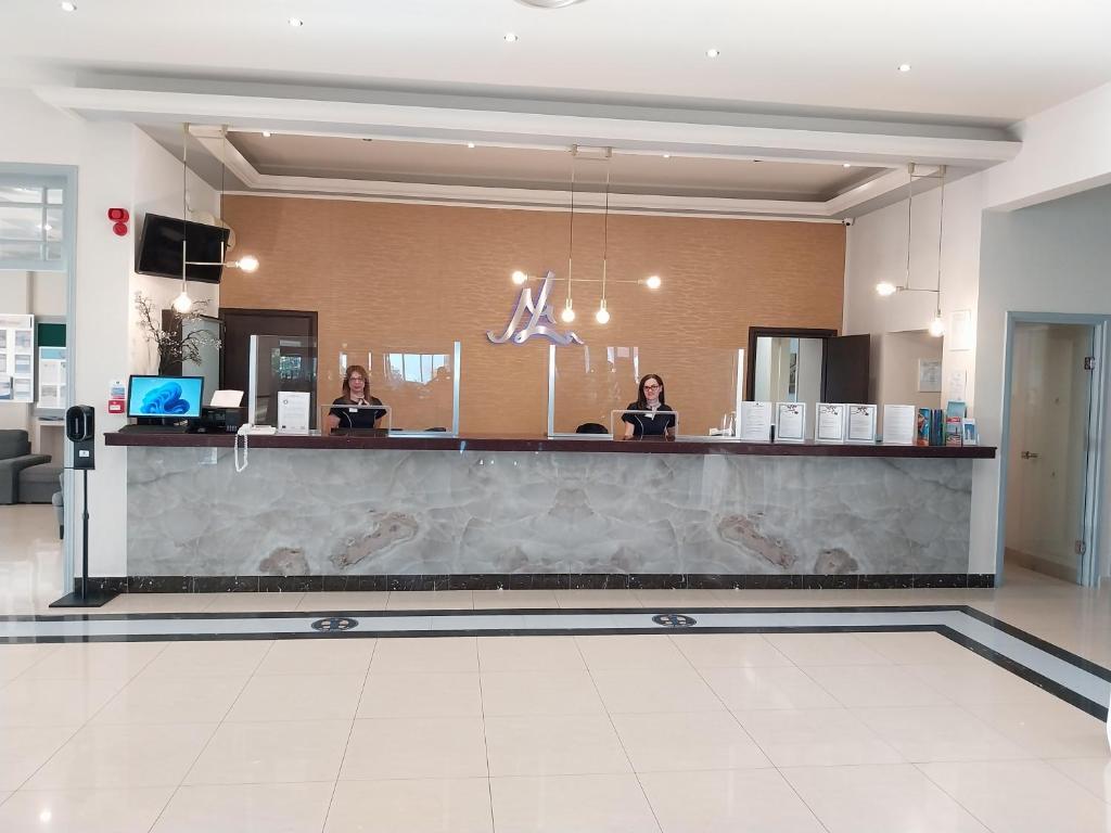 Recepcija Lydia Maris Resort & Spa ar laipnām darbiniecēm