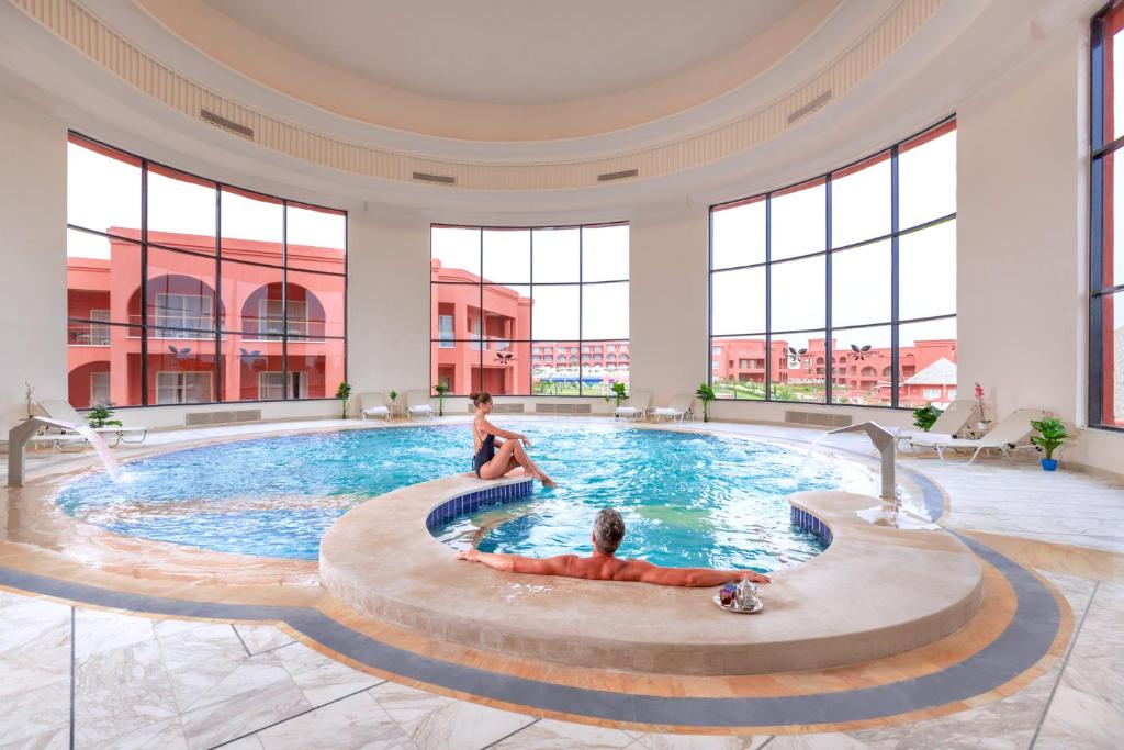 Relaksējošs iekšējais baseins Pickalbatros Laguna Club Resort viesnīcā.