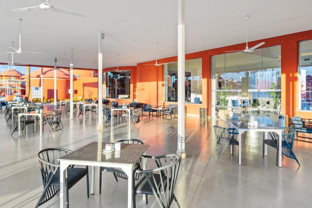 Bistro zona pie Pickalbatros Laguna Club Resort ar moderniem galdiem