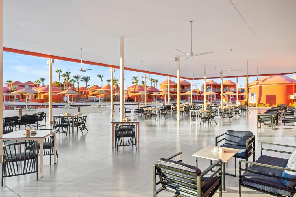 Atvērta terase ar krēsliem un galdiem pie Pickalbatros Laguna Club Resort