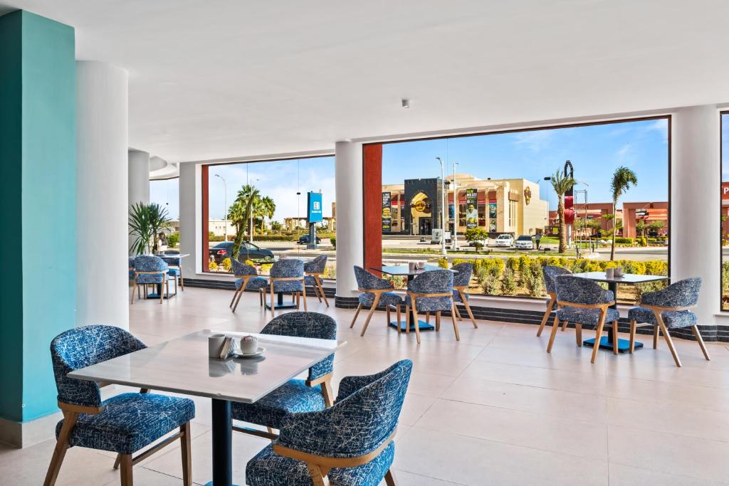 Gaisma un moderns interjers Pickalbatros Laguna Club Resort kafejnīcā.