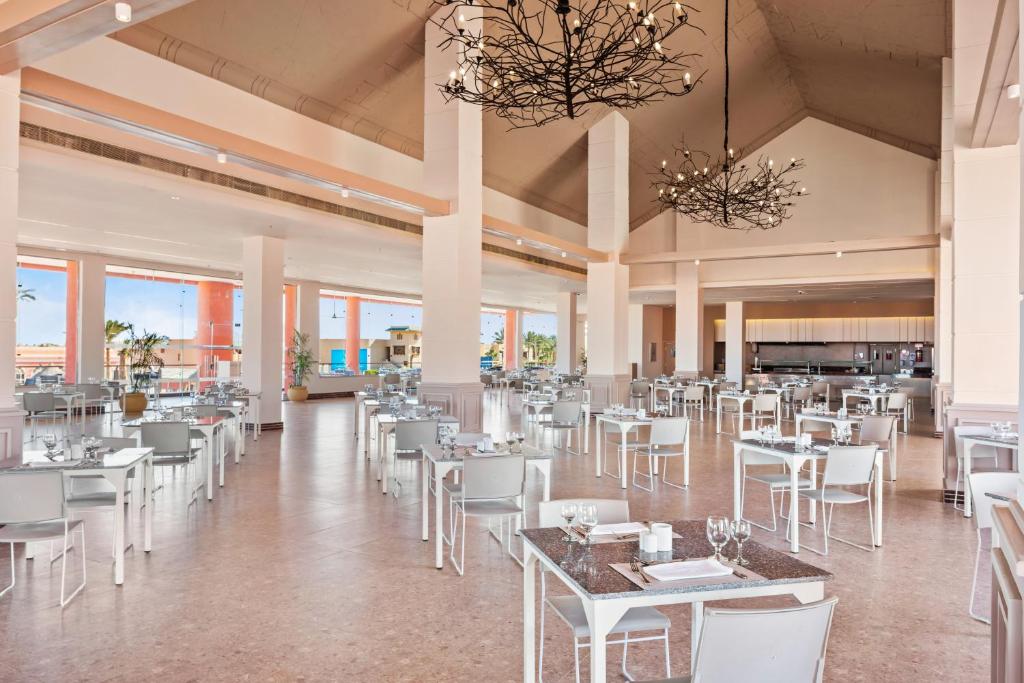 Mūsdienīgs restorāns ar plašu telpu un skatu uz piekrasti, Pickalbatros Laguna Club Resort