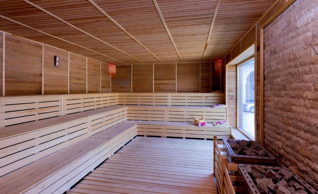 Mūsdienīga koka pirts ar siltumu un relaksāciju nodrošinošām sēdvietām, gaišām krāsām un lieliem logiem. Ideāla vieta atpūtai un labsajūtai.