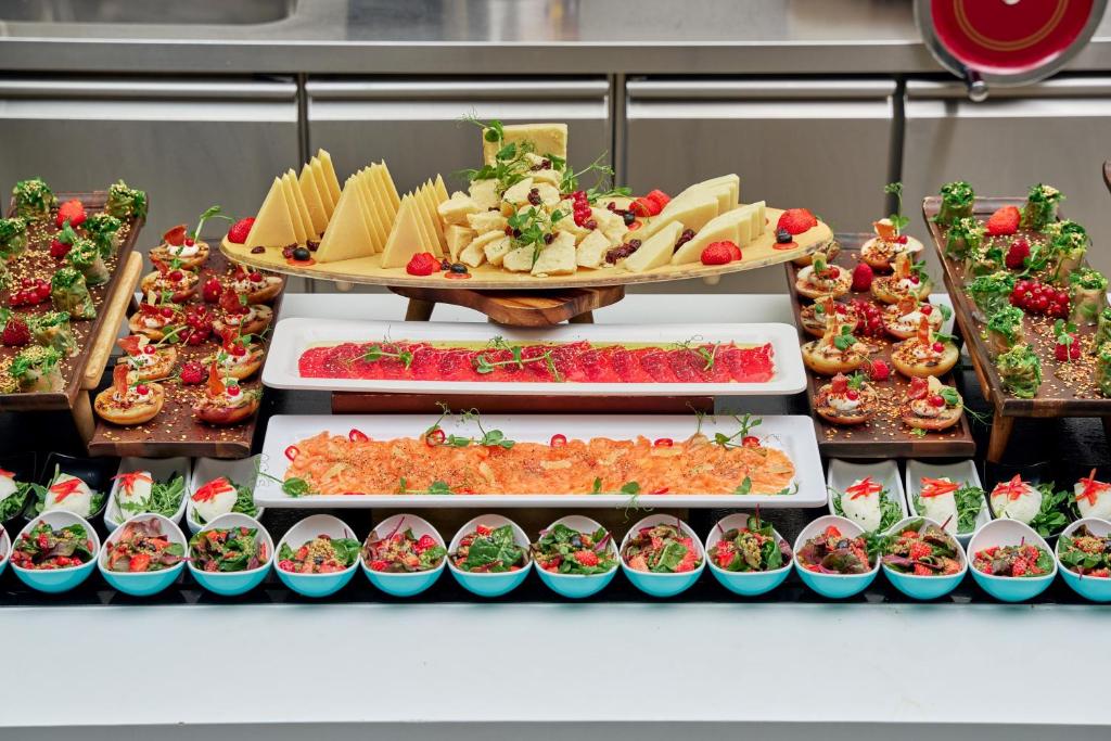 Izsmalcināts uzkodu bufetes galds Lindos Grand Resort & Spa