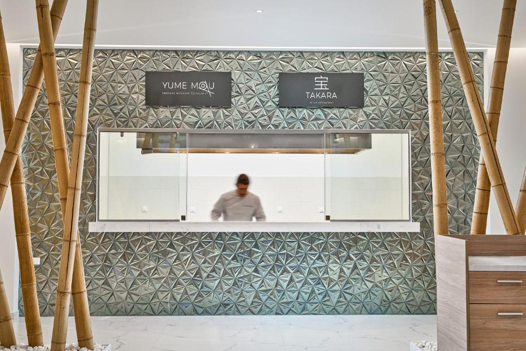 Lindos Grand Resort & Spa restorāna minimalistiskais interjers.