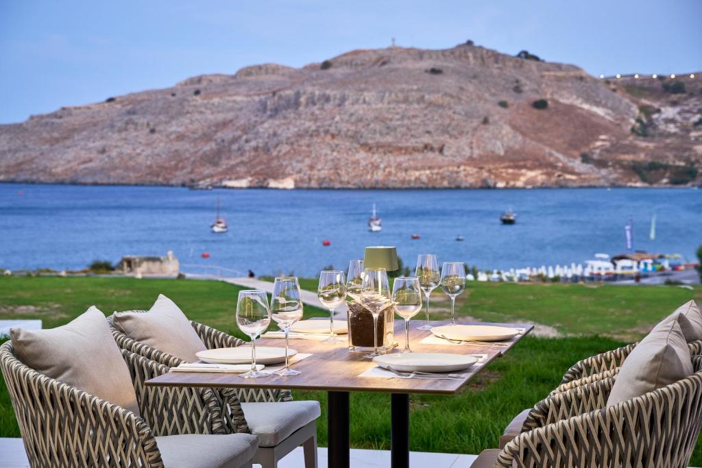 Lindos Grand Resort & Spa piekrastes restorāns ar skatu uz jūru.