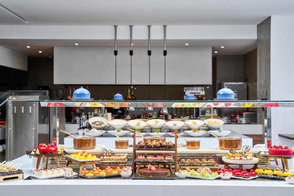 Lindos Grand Resort & Spa bufetes ar desertiem un salātiem