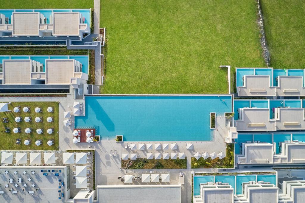 Lindos Grand Resort & Spa no augšas ar baseinu un zaļo zonu.