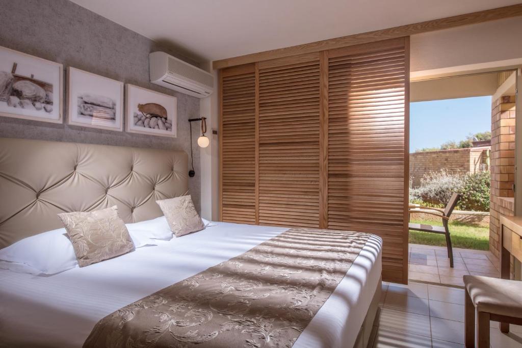 Bella Beach Hotel komfortabls numurs ar ērtiem gultas piederumiem un piekļuvi dārzam.