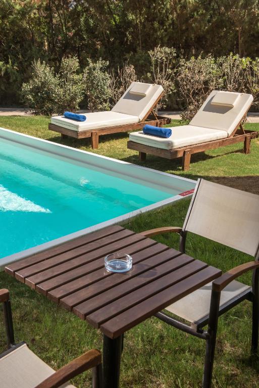Relaxation area ar baseinu pie Bella Beach Hotel