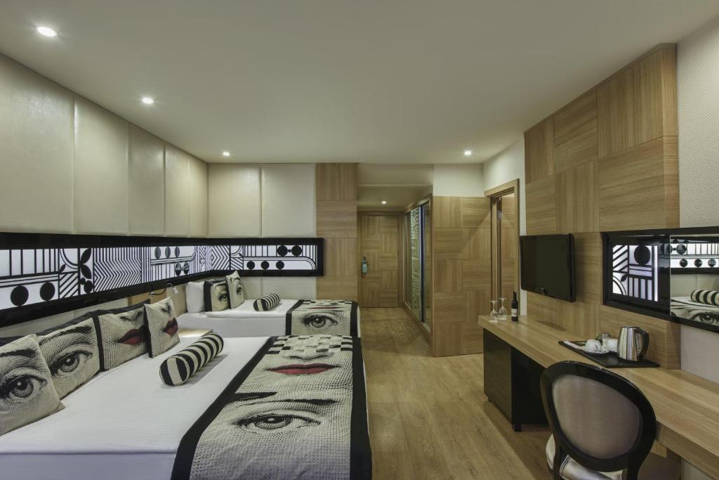 Moderns numurs ar stilīgu interjeru viesnīcā Delphin Imperial Hotel.