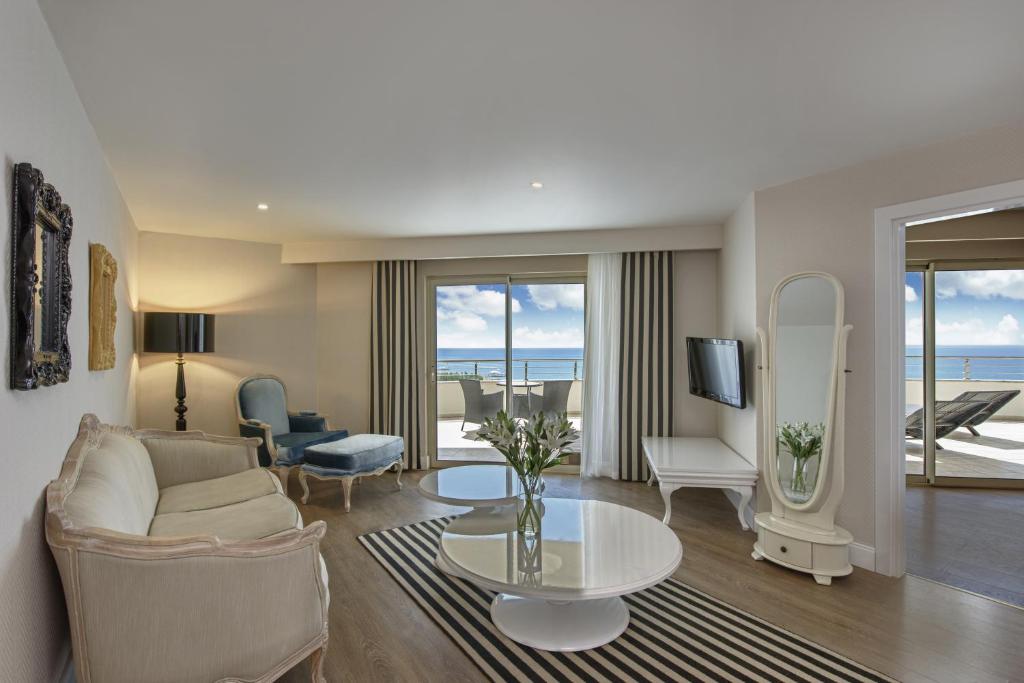 Delphin Imperial Hotel numurs ar skatu uz jūru un mūsdienīgu interjeru