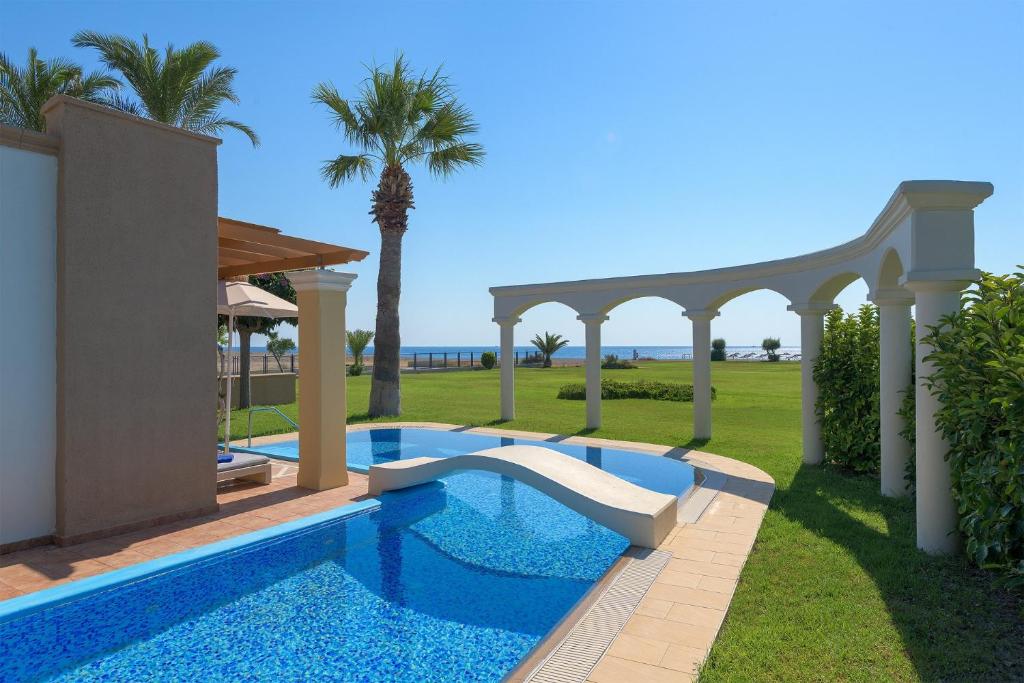 Privāta baseina zona pie Atrium Palace Thalasso Spa Resort And Villas ar skatu uz jūru.