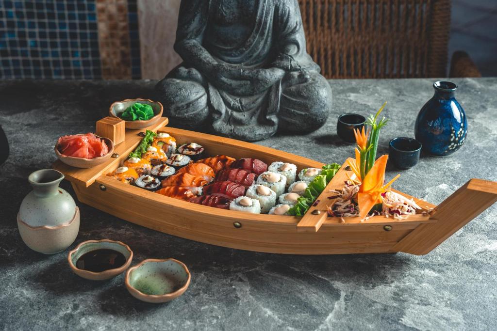 Sushi laiva ar dažādiem suši veidiem un garnējumu, Atrium Palace Thalasso Spa Resort And Villas