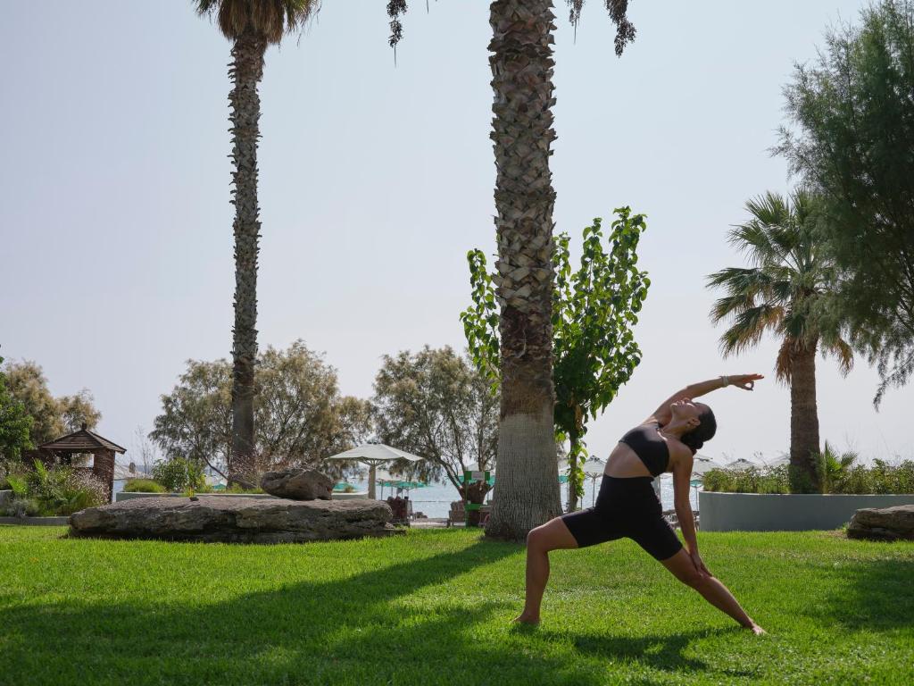Sieviete, kas praktizē jogu viesnīcā Esperides Beach piekrastē.