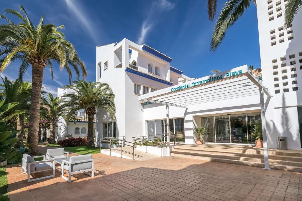 Mūsdienīgs viesnīcas komplekss ar palmām un gaišu arhitektūru, kas atrodas Torremolinos. Ideāla vieta atpūtai pie jūras.