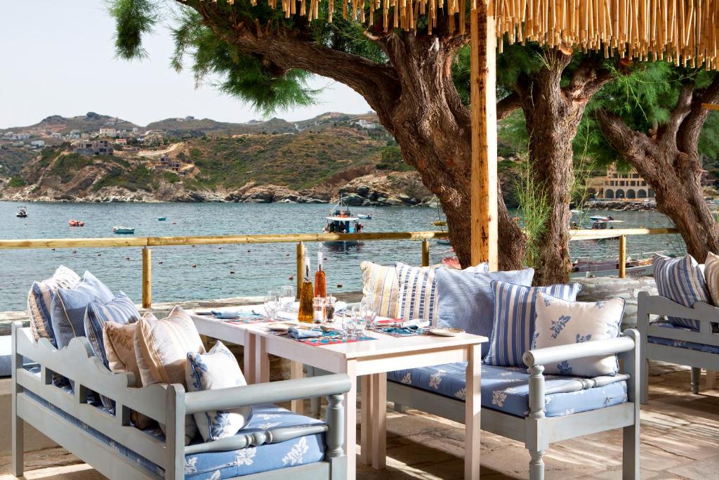 Elegants terases galds ar skatu uz jūru un laivām