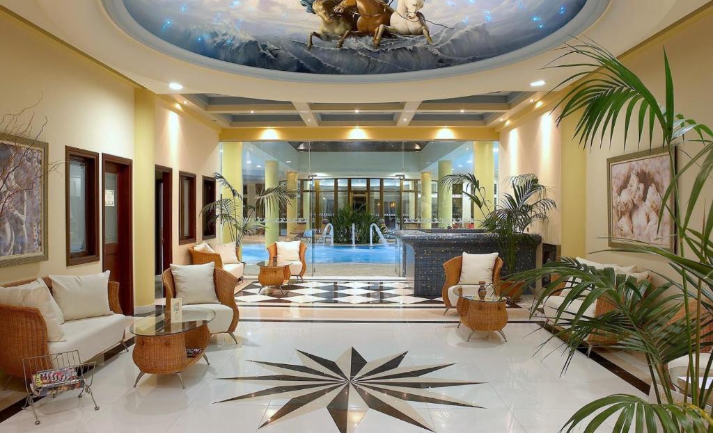 Elegants un plašs vestibils pie Atrium Palace Thalasso Spa Resort And Villas.