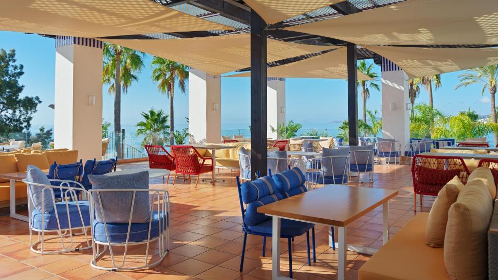 Mūsdienīgs restorāns ar plašu terasi, kas piedāvā skatu uz jūru, rotāts ar palmām un stilīgu mēbelējumu. Ideāla vieta relaksācijai un maltītēm brīvā dabā.