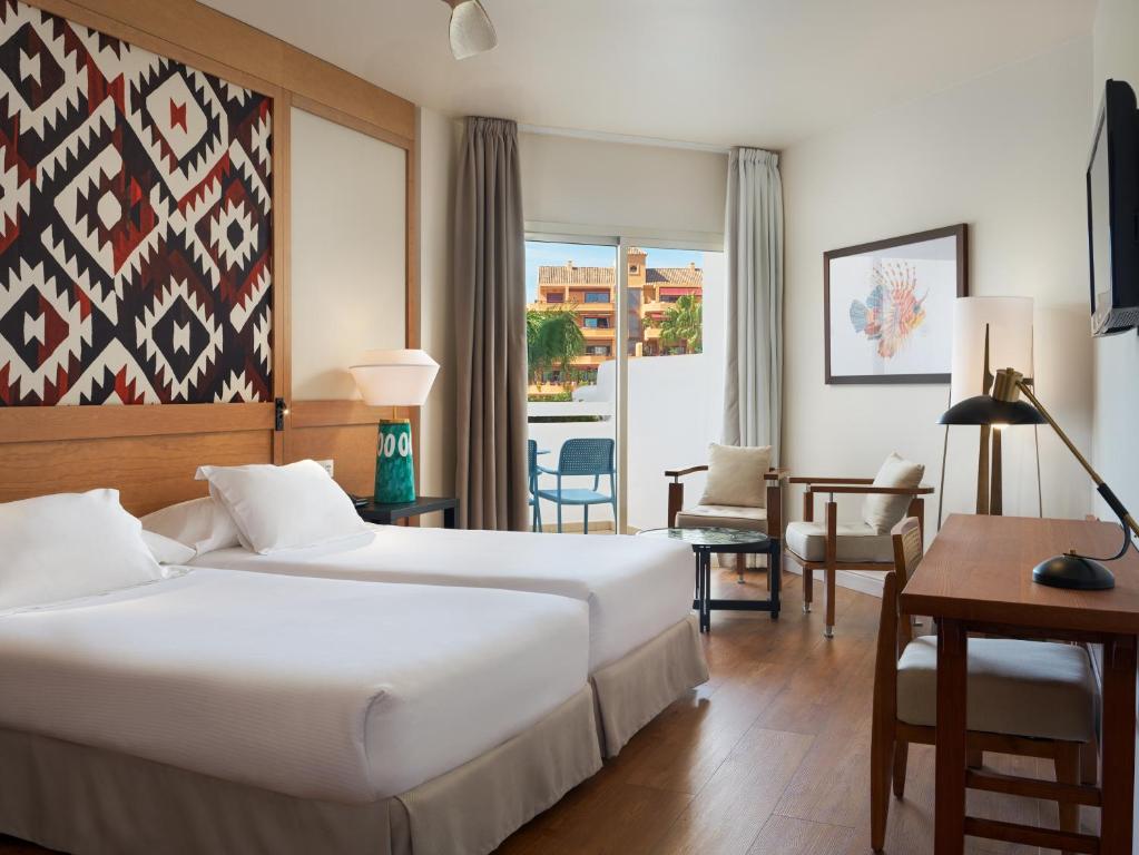 Mūsdienīgs viesnīcas numurs ar divām gultām, koka mēbelēm un dekoratīvu sienu, kas izrotāta ar ģeometriskiem rakstiem. Numurā ir dabiska gaisma un ērti sēdekļi, radot relaksējošu atmosfēru.