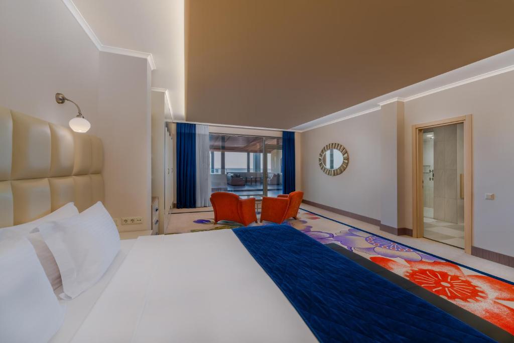 Mūsdienīgs un elegantas numurs viesnīcā Pine Beach Belek ar skatu uz jūru.