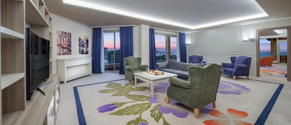 Mūsdienīgs viesnīcas Pine Beach Belek numurs ar skatu uz piekrasti.