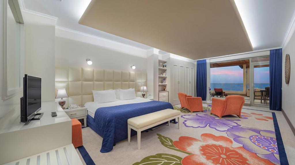 Mūsdienīgs numurs ar jūras skatu viesnīcā Pine Beach Belek.