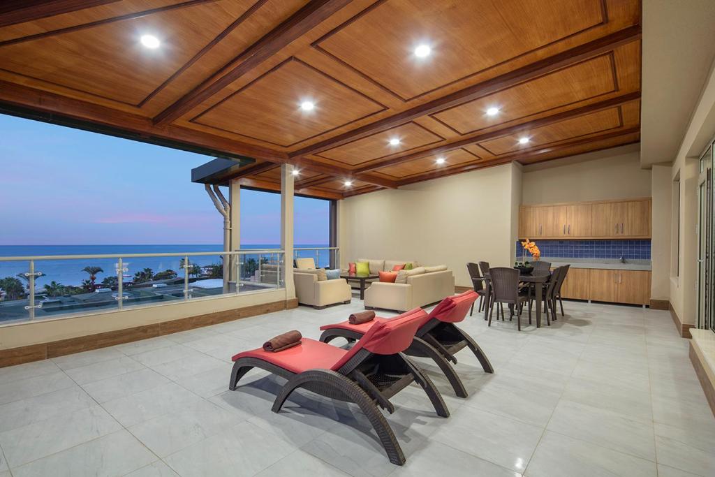 Pine Beach Belek moderna terase ar skatu uz jūru