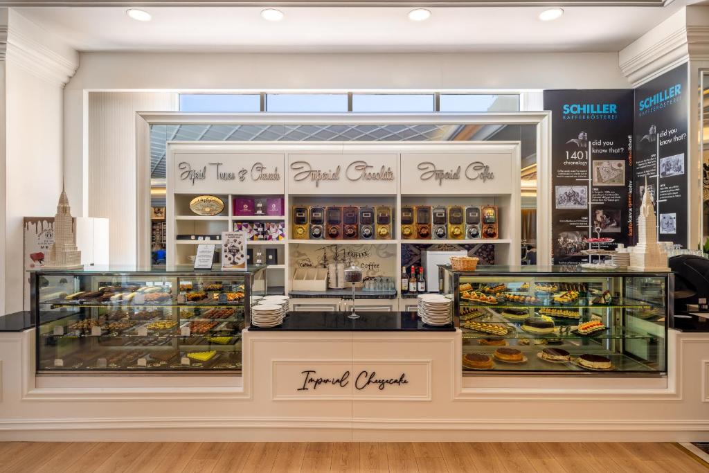 Imperial Cheesecake konditoreja Delphin Imperial Hotel ar dažādiem saldumiem.