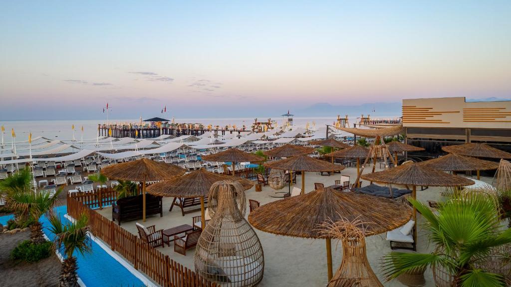 Skats uz pludmali un koka terasi pie Delphin Imperial Hotel