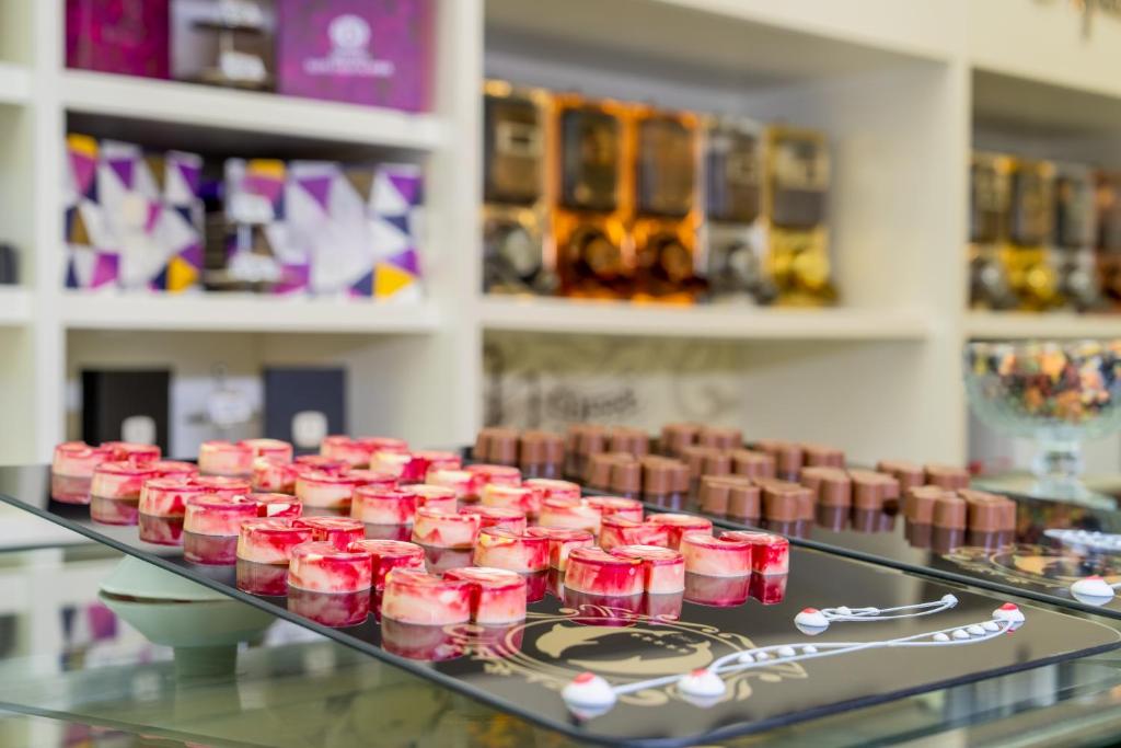 Saldumi Delphin Imperial Hotel, skaisti izkārtoti deserti.