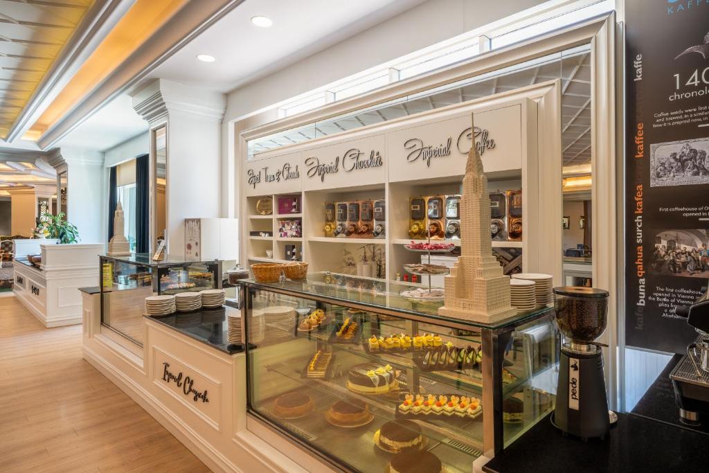 Bufete ar desertiem un kafiju Delphin Imperial Hotel