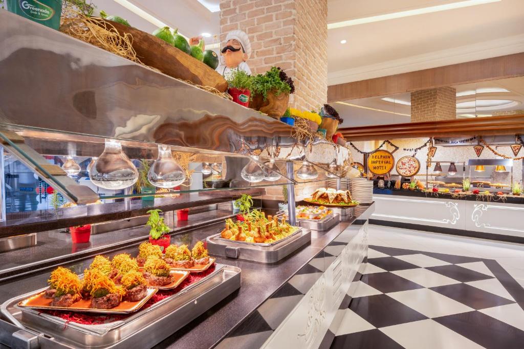 Delphin Imperial Hotel bufetes ēdiens ar dažādiem ēdieniem un dekorācijām