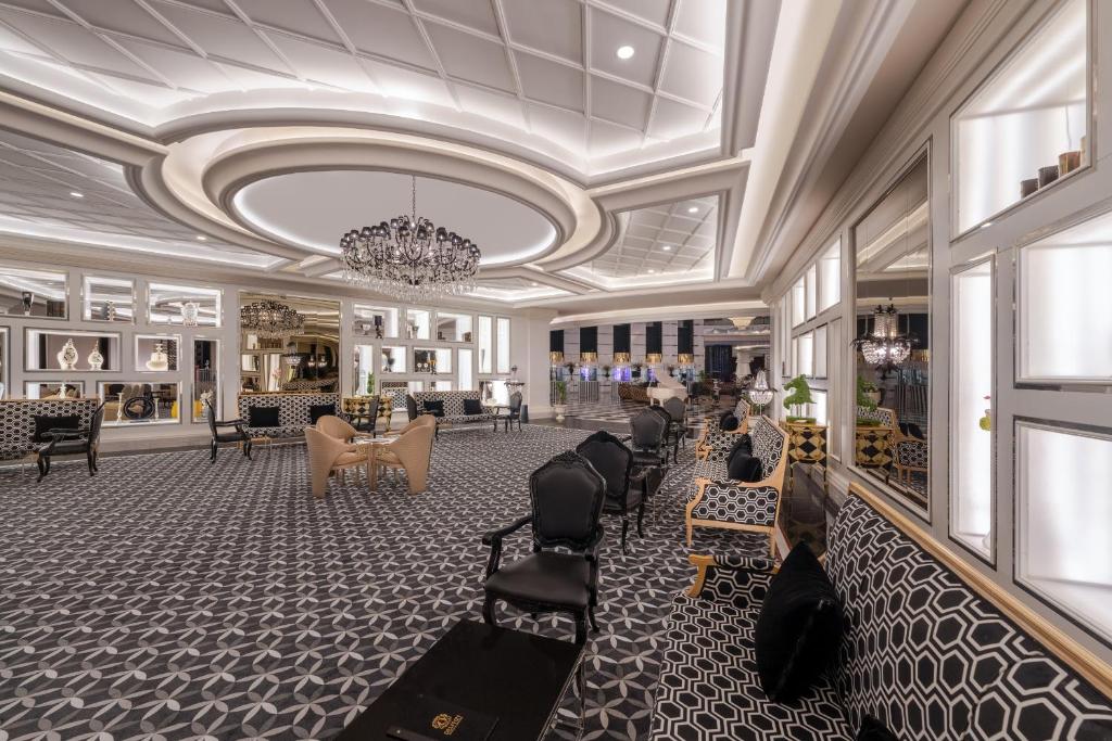 Elegants interjers Delphin Imperial Hotel ar šarmantu apgaismojumu.