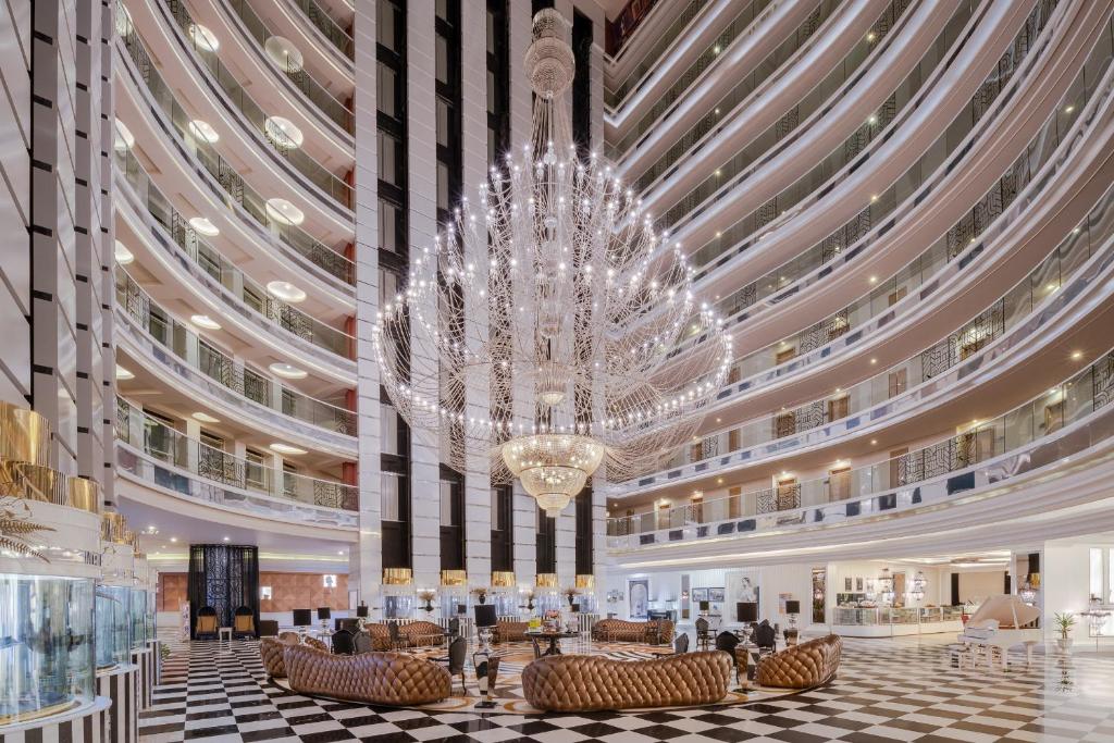 Delphin Imperial Hotel greznā vestibilā ar izsmalcinātu lustru.