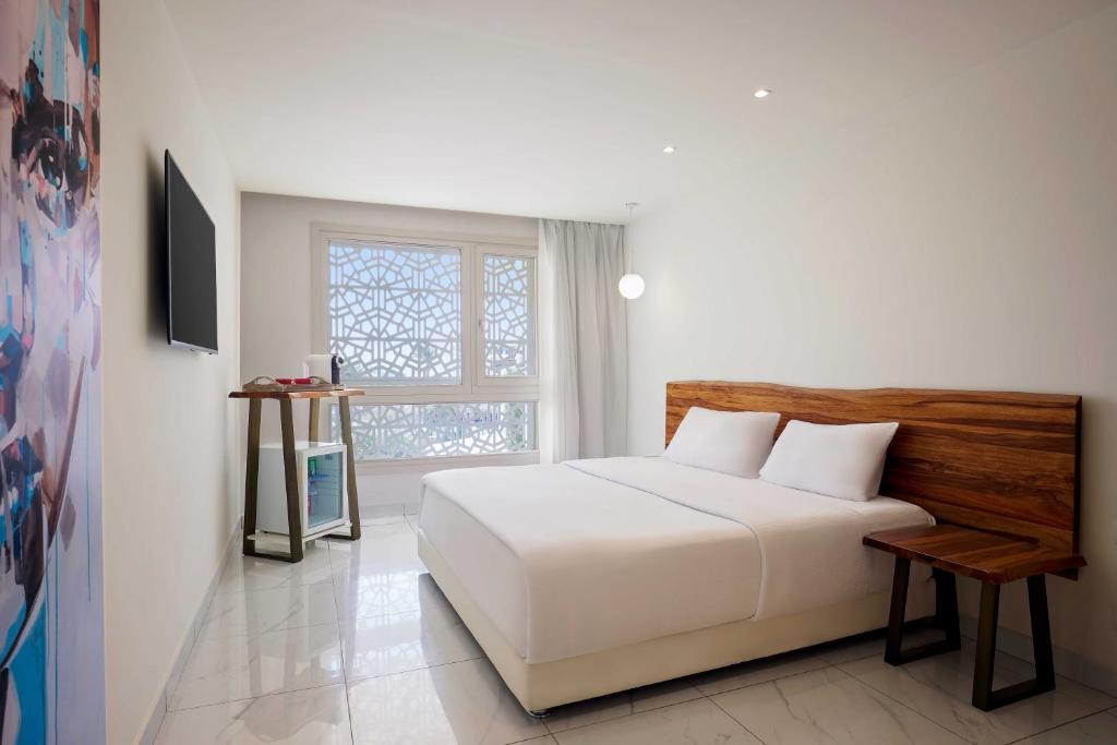 Steigenberger Pure Lifestyle viesnīcas numurs ar modernu dizainu.