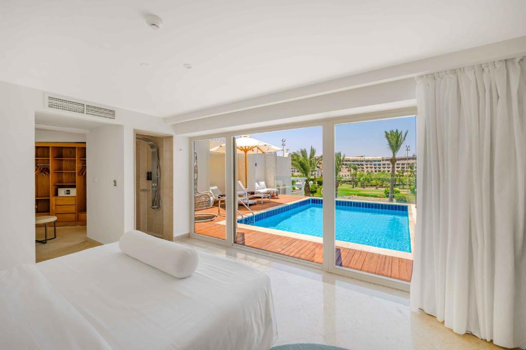 Steigenberger Pure Lifestyle numurs ar privātu baseinu.