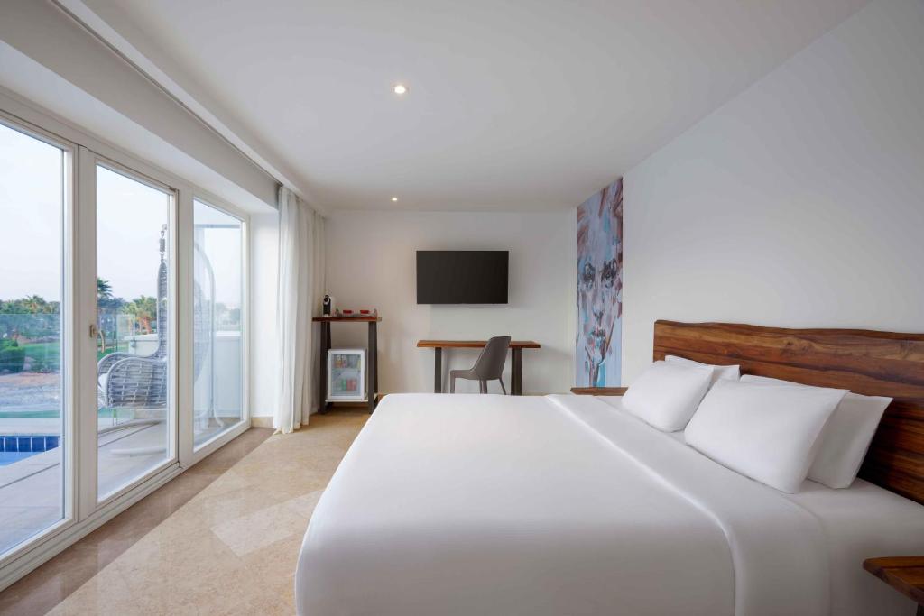 Steigenberger Pure Lifestyle moderns numurs ar skatu uz baseinu