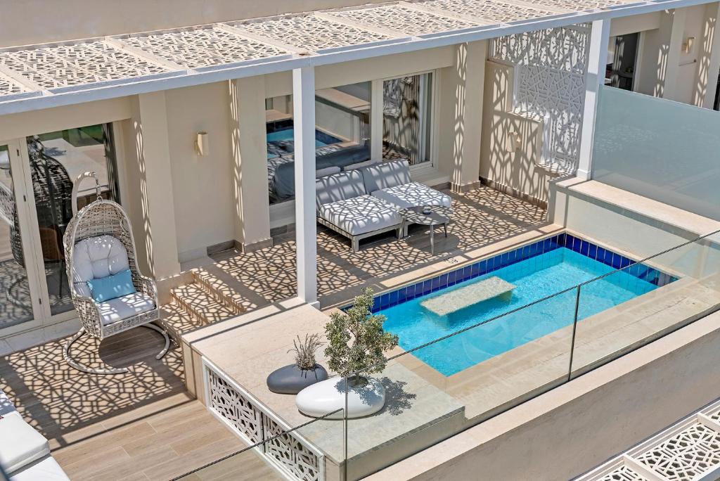 Steigenberger Pure Lifestyle privāts baseins ar moderniem sauļošanās krēsliem.