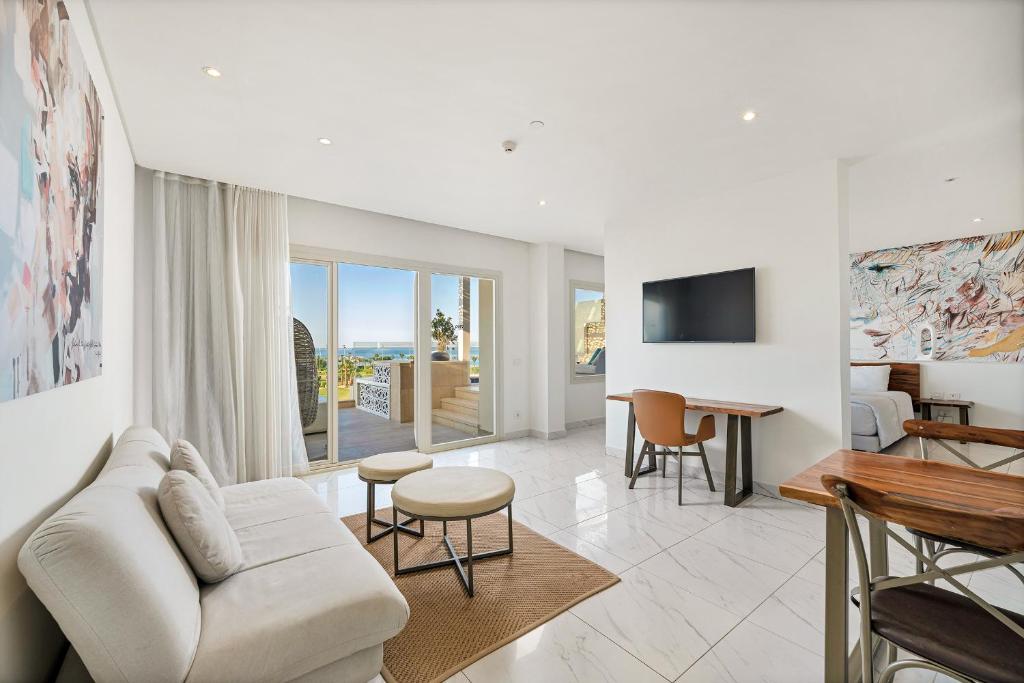 Steigenberger Pure Lifestyle numurs ar skatu uz jūru.