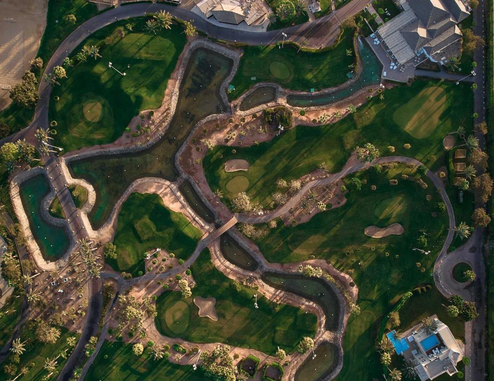 Skats no augšas uz Steigenberger Pure Lifestyle golfa laukumu kūrortā