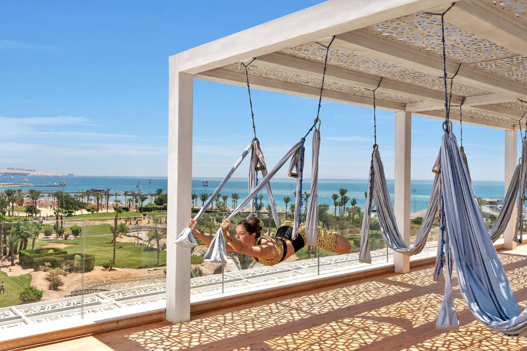 Steigenberger Pure Lifestyle piekrastes joga ar skatu uz jūru