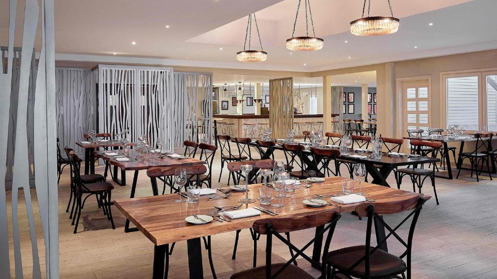 Steigenberger Pure Lifestyle elegants restorāns ar modernu interjeru.