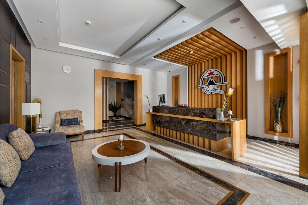 Steigenberger Pure Lifestyle viesnīcas elegantā reģistratūra