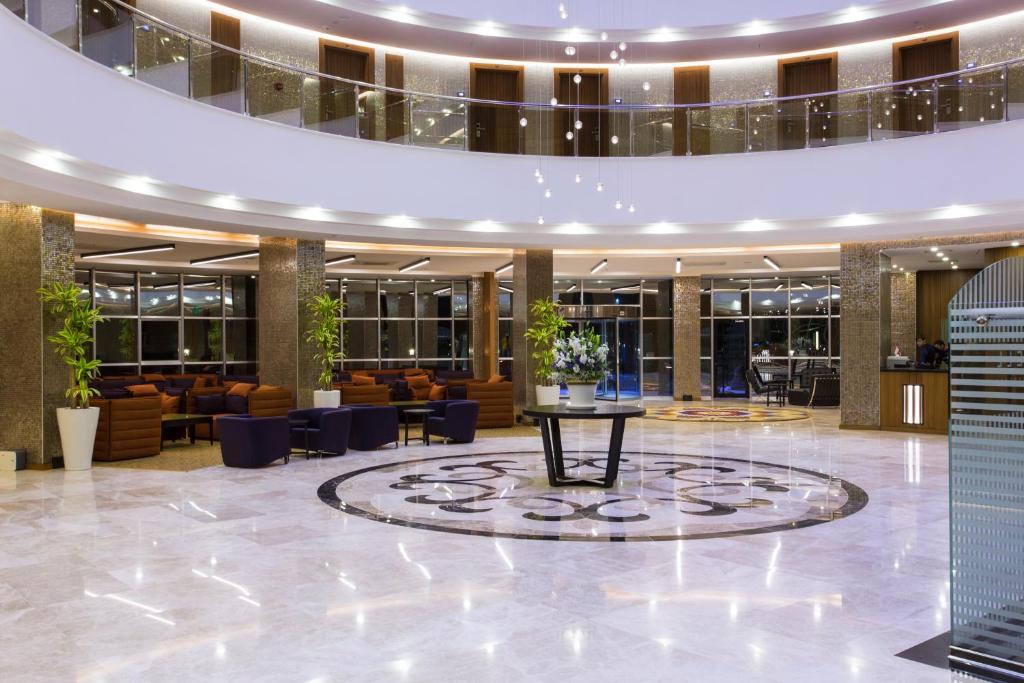 Michell Hotel & Spa moderns un elegants vestibils ar komfortablām atpūtas zonām.