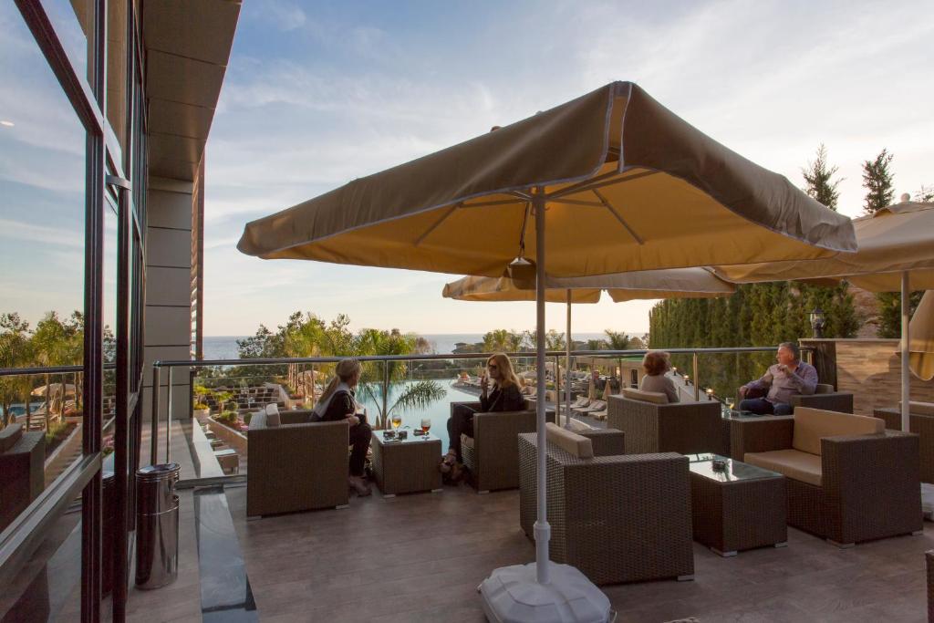 Relaksējoša terase pie Michell Hotel & Spa ar skatu uz jūru.