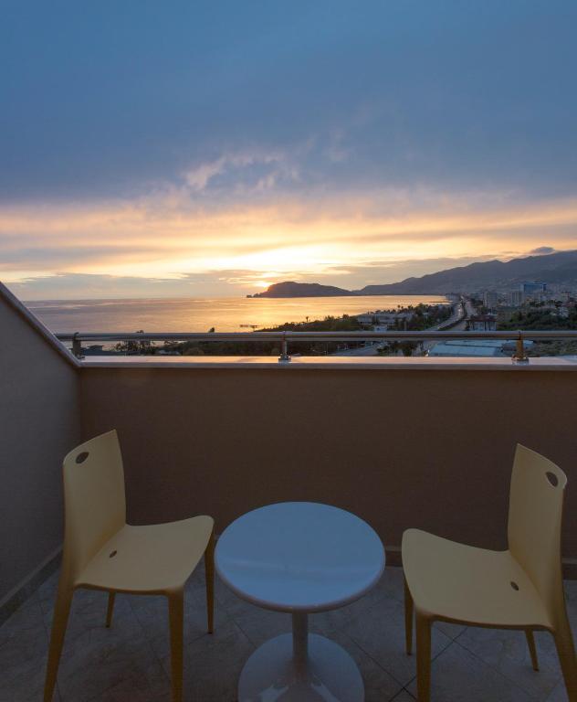 Skats no Michell Hotel & Spa terases uz saulrietu pie jūras.