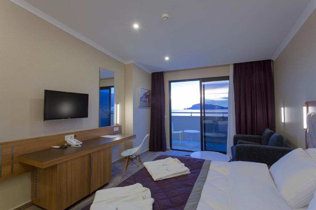 Michell Hotel & Spa numurs ar skatu uz jūru un modernu iekārtojumu.
