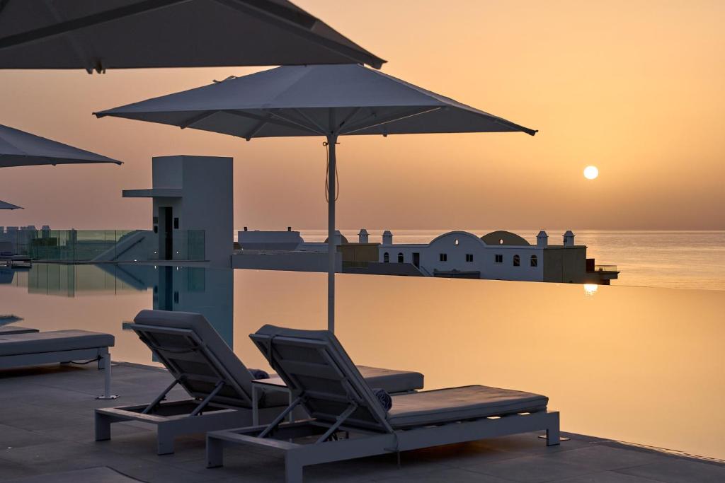 Lindos Grand Resort & Spa baseins saulrietā ar skatu uz jūru