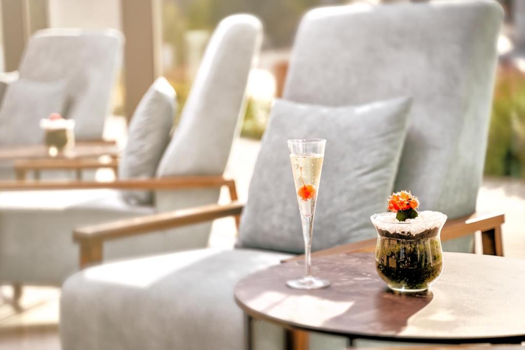 Atpūtas zona ar dzērieniem Lindos Grand Resort & Spa.